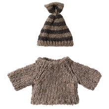 Load image into Gallery viewer, Knitted sweater and hat, Big brother mouse
